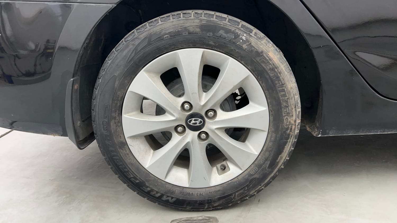 Used 2016 Hyundai Verna 1.6 VTVT S AT Petrol Automatic tyres RIGHT REAR TYRE RIM VIEW