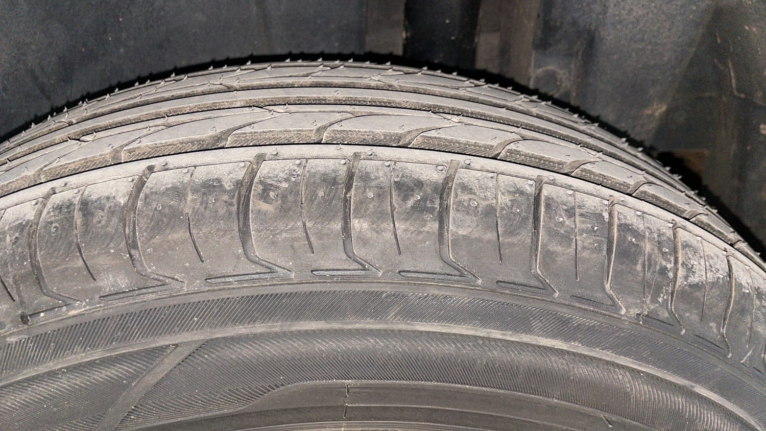 Used 2016 Maruti Suzuki Swift VDi (O) Diesel Manual tyres LEFT REAR TYRE TREAD VIEW