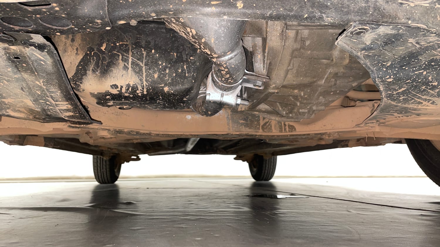 Used 2016 Maruti Suzuki Swift VDi (O) Diesel Manual extra FRONT LEFT UNDERBODY VIEW