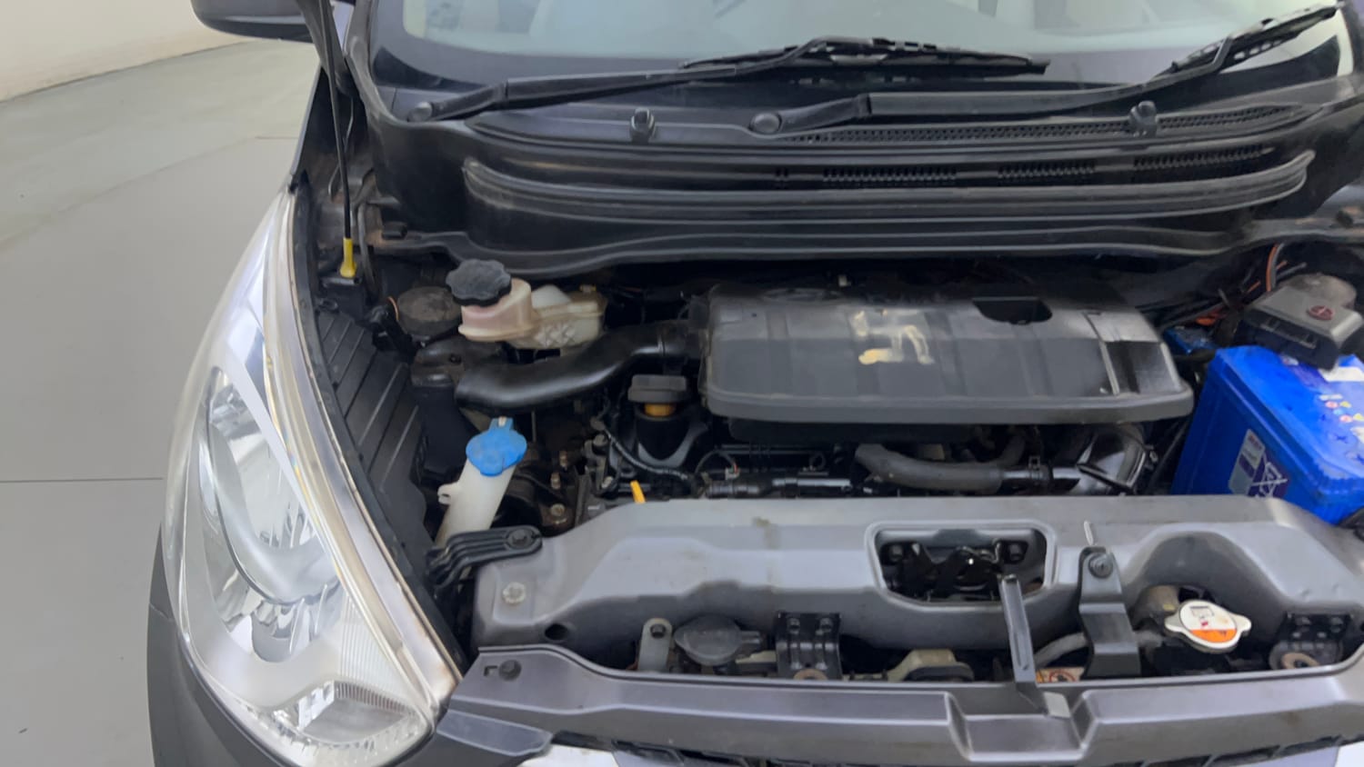 Used 2017 hyundai Eon Magna+ (O) Petrol Manual engine ENGINE RIGHT SIDE HINGE & APRON VIEW