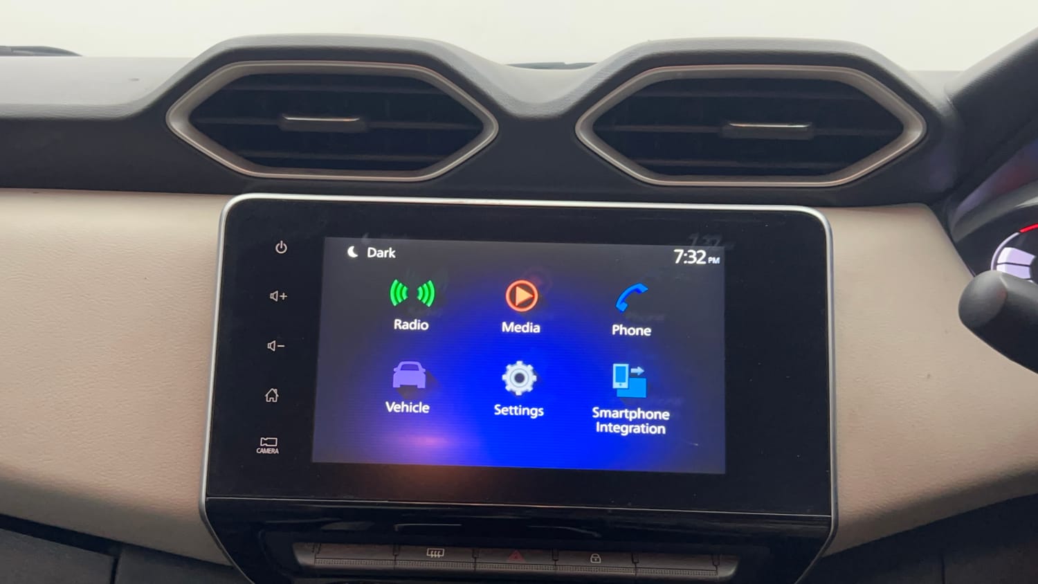 Used 2021 Nissan Magnite XV Petrol Manual top_features Touch screen infotainment system