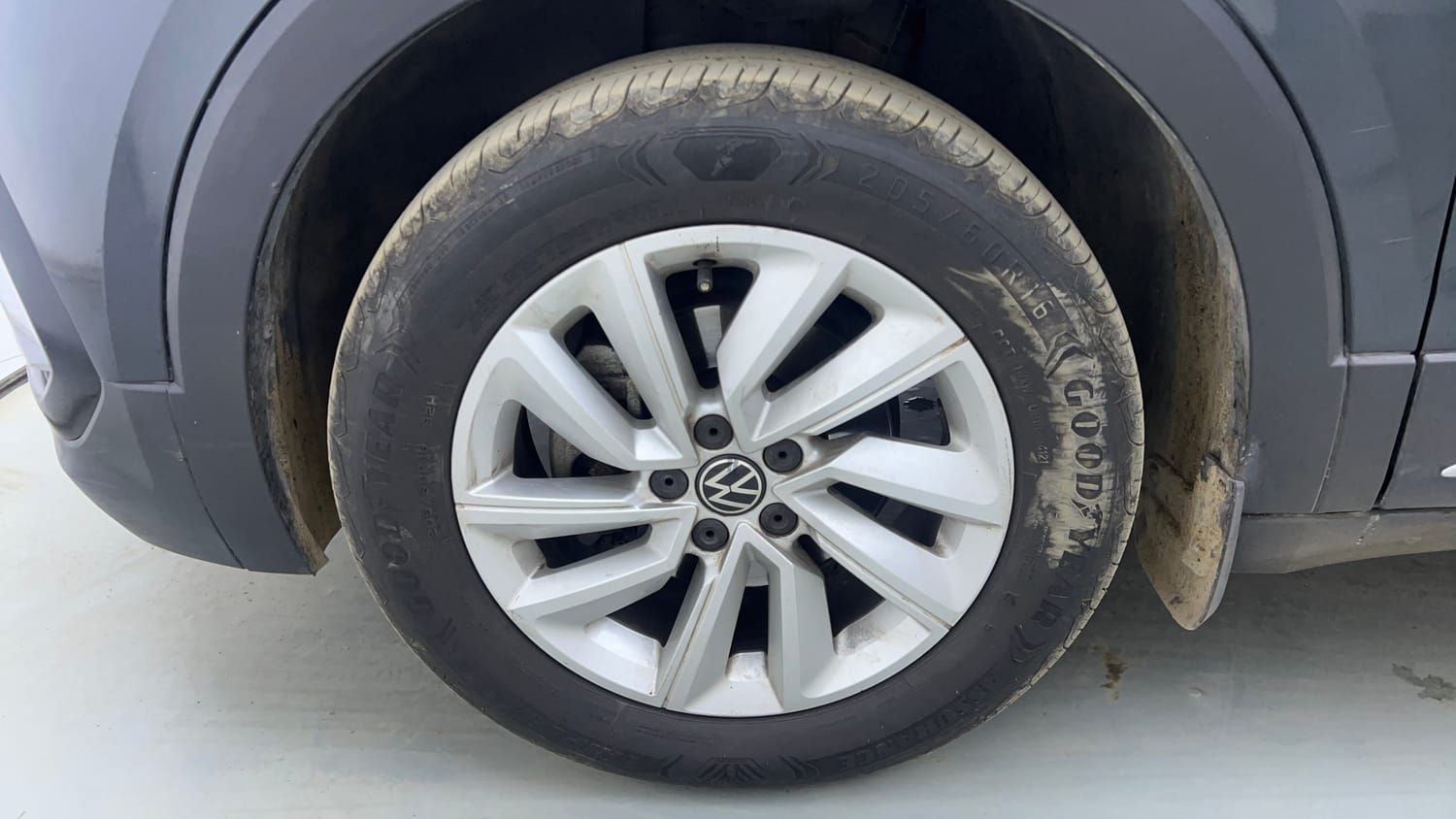 Used 2022 Volkswagen Taigun Highline 1.0 TSI MT Petrol Manual tyres LEFT FRONT TYRE RIM VIEW