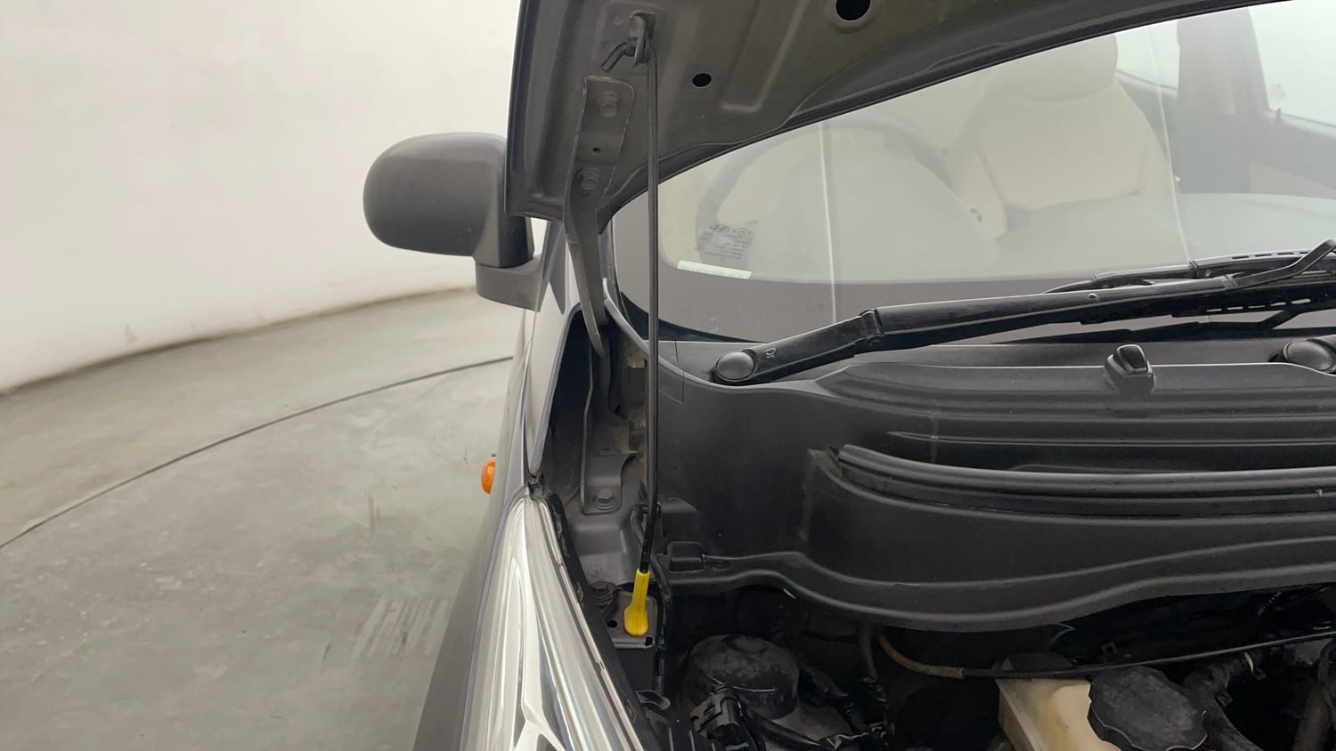 Used 2014 Hyundai Eon Magna Petrol Manual engine ENGINE RIGHT SIDE HINGE & APRON VIEW