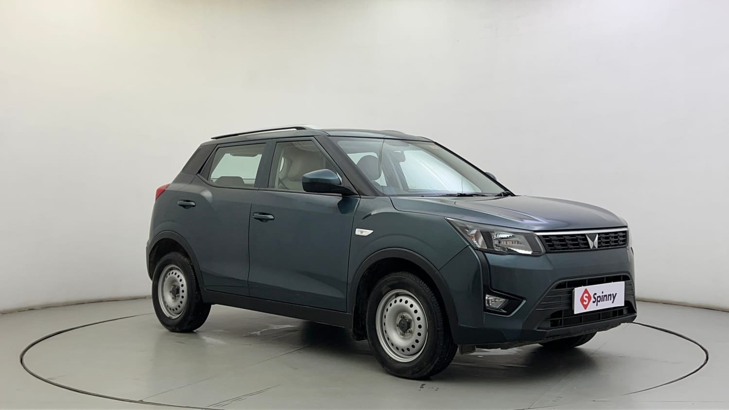 Used 2023 Mahindra XUV 300 W4 1.2 Petrol Petrol Manual exterior RIGHT FRONT CORNER VIEW