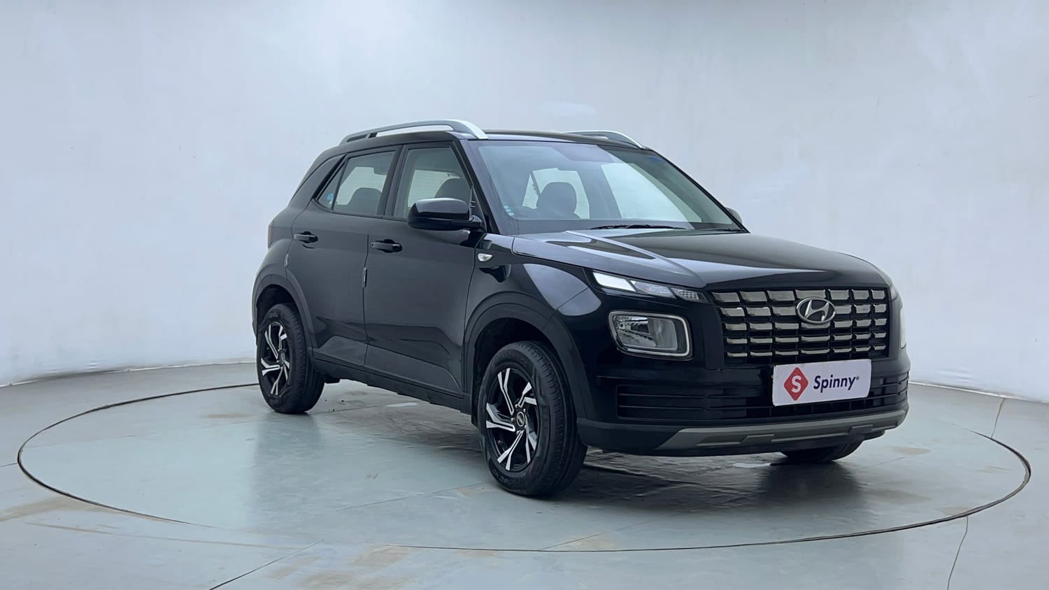 Used 2025 Hyundai Venue S Plus 1.2 Petrol MT Petrol Manual exterior RIGHT FRONT CORNER VIEW