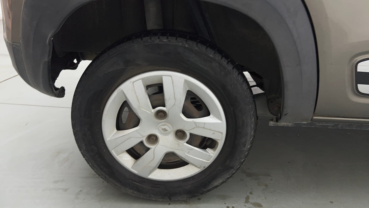 Used 2017 Renault Kwid 1.0 RXL AMT Petrol Automatic tyres RIGHT REAR TYRE RIM VIEW