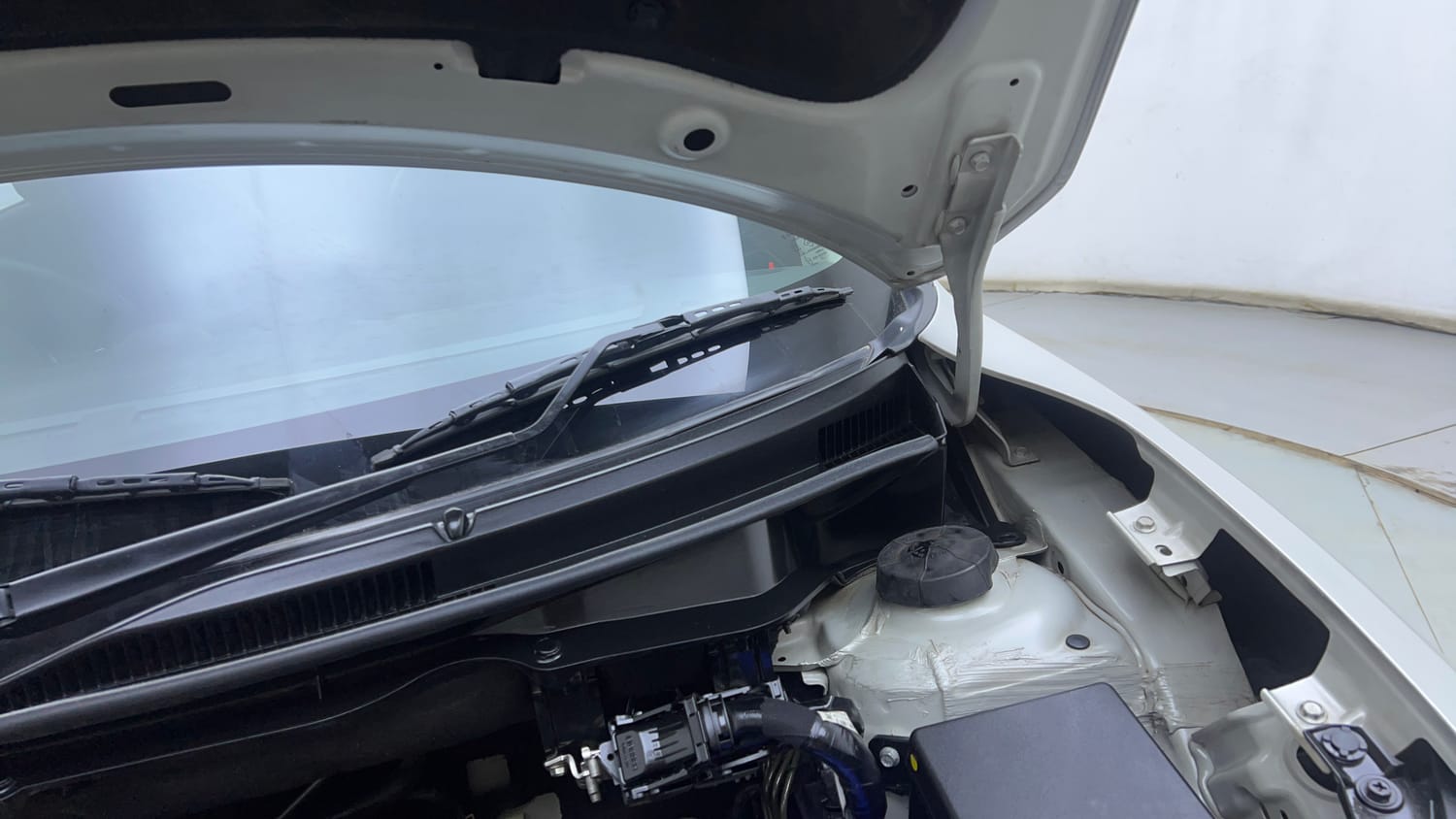 Used 2023 Maruti Suzuki Swift ZXi Plus AMT Petrol Automatic engine ENGINE LEFT SIDE HINGE & APRON VIEW