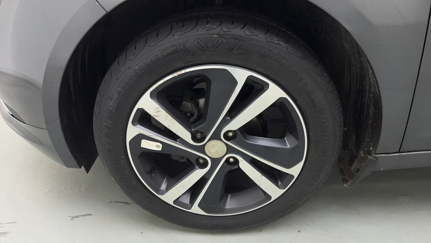 Used 2024 Tata Altroz XZ Petrol Petrol Manual tyres LEFT FRONT TYRE RIM VIEW