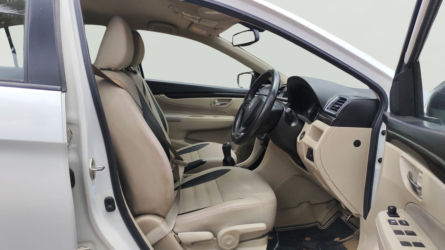 Used 2018 Maruti Suzuki Ciaz Zeta 1.4 MT Petrol Manual interior RIGHT SIDE FRONT DOOR CABIN VIEW