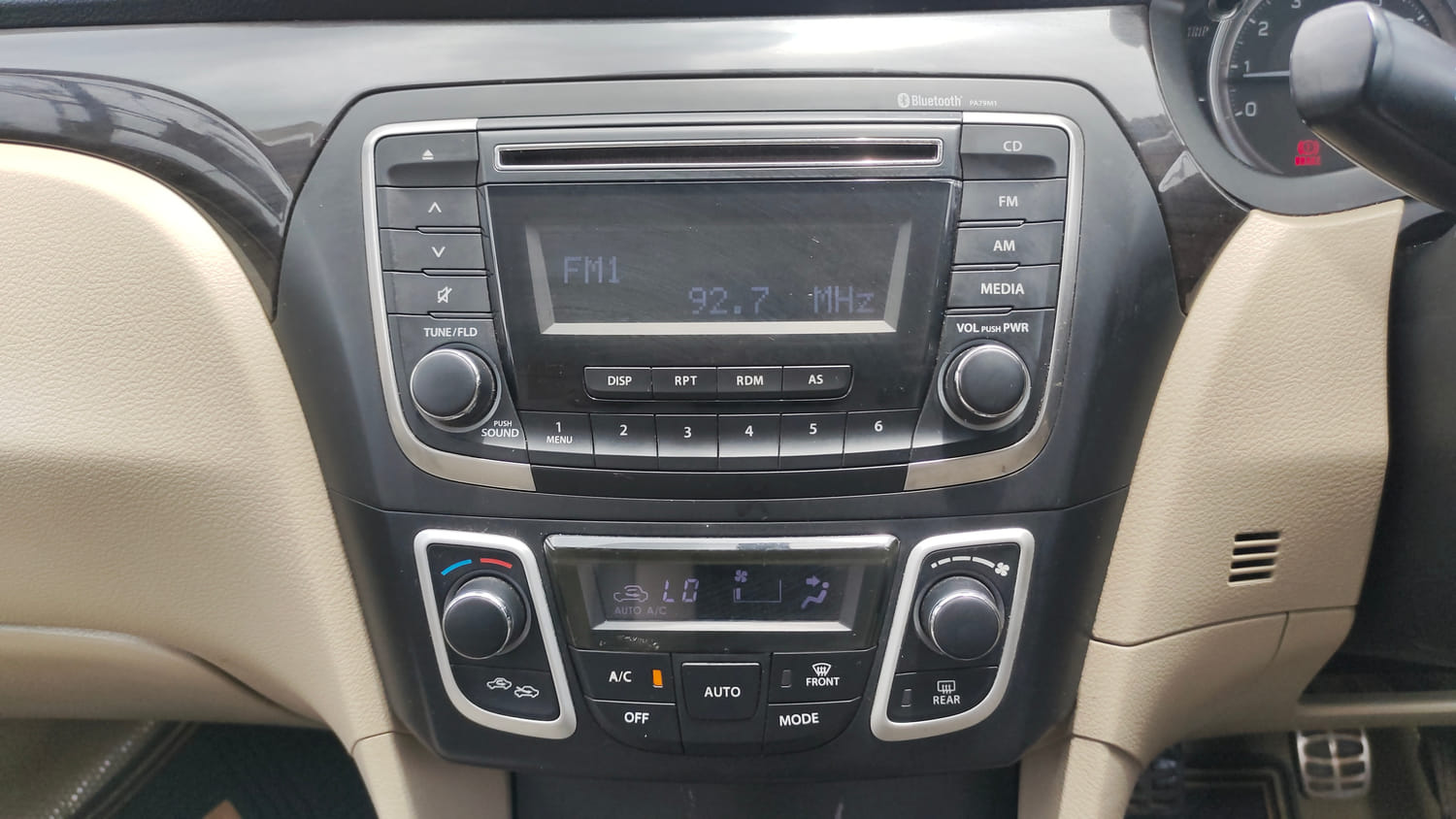 Used 2018 Maruti Suzuki Ciaz Zeta 1.4 MT Petrol Manual interior MUSIC SYSTEM & AC CONTROL VIEW