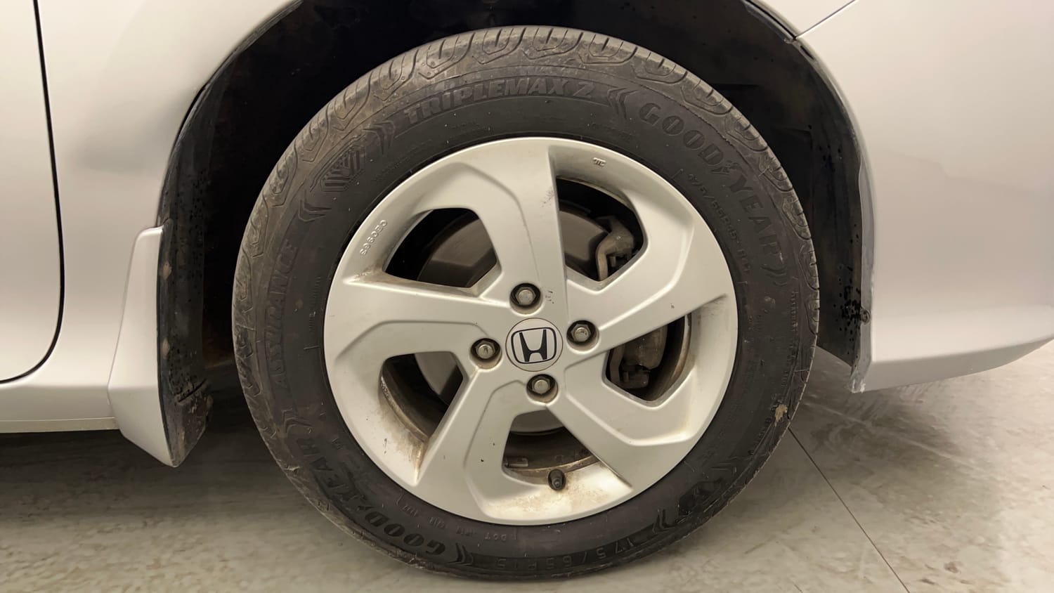 Used 2016 Honda City V Petrol Manual tyres RIGHT FRONT TYRE RIM VIEW