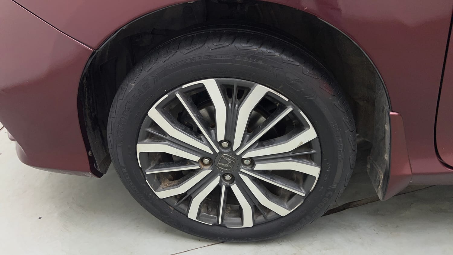 Used 2017 Honda City ZX CVT Petrol Petrol Automatic tyres LEFT FRONT TYRE RIM VIEW