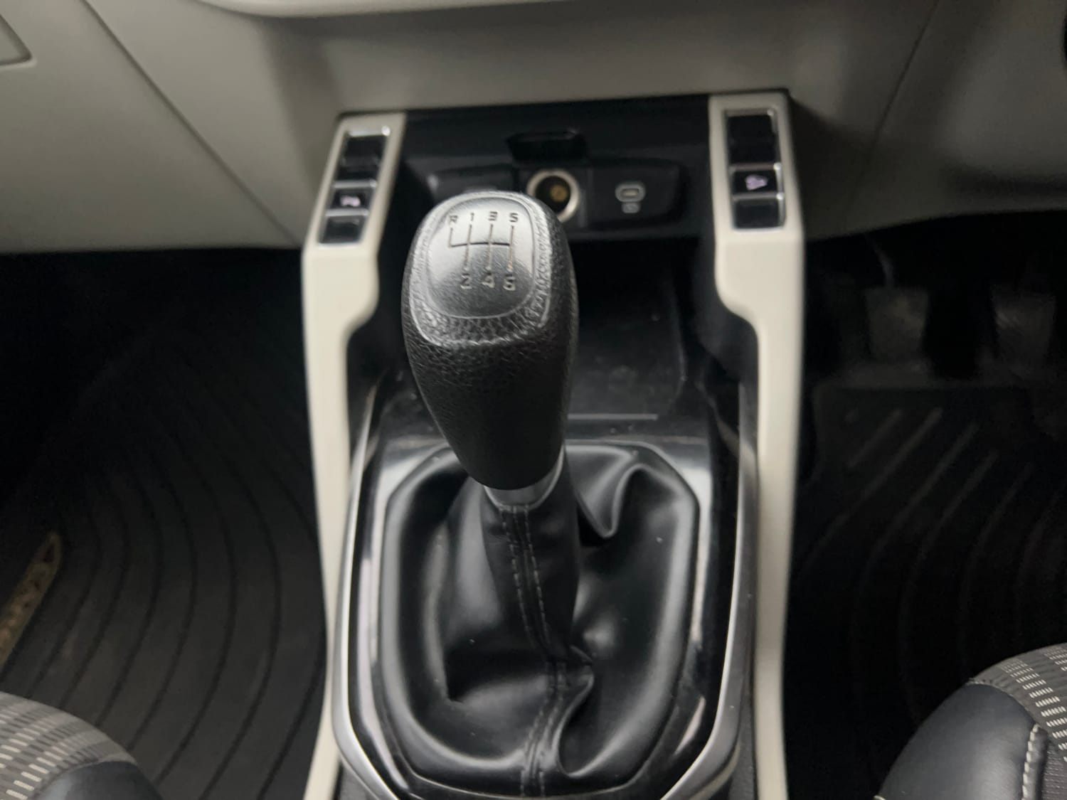 Used 2023 Kia Carens Prestige 1.4 Petrol MT 7 STR Petrol Manual interior GEAR  KNOB VIEW