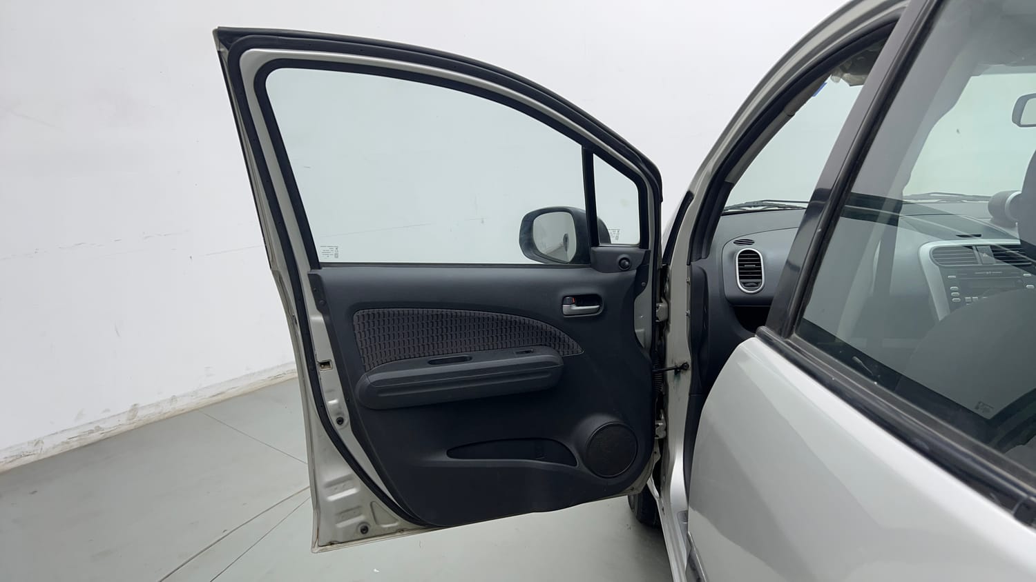 Used 2015 Maruti Suzuki Ritz Vxi BS-IV Petrol Manual interior LEFT FRONT DOOR OPEN VIEW