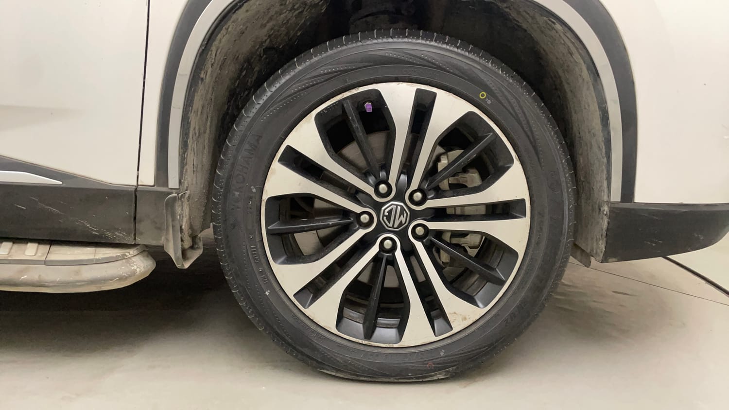 Used 2023 MG Motors Hector Plus Sharp 1.5 Petrol Turbo CVT 6-STR Petrol Automatic tyres RIGHT FRONT TYRE RIM VIEW