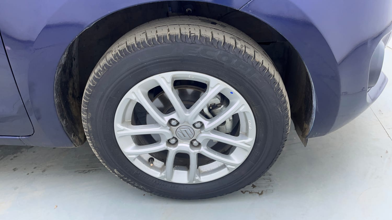 Used 2022 Maruti Suzuki Swift ZXi Petrol Manual tyres RIGHT FRONT TYRE RIM VIEW