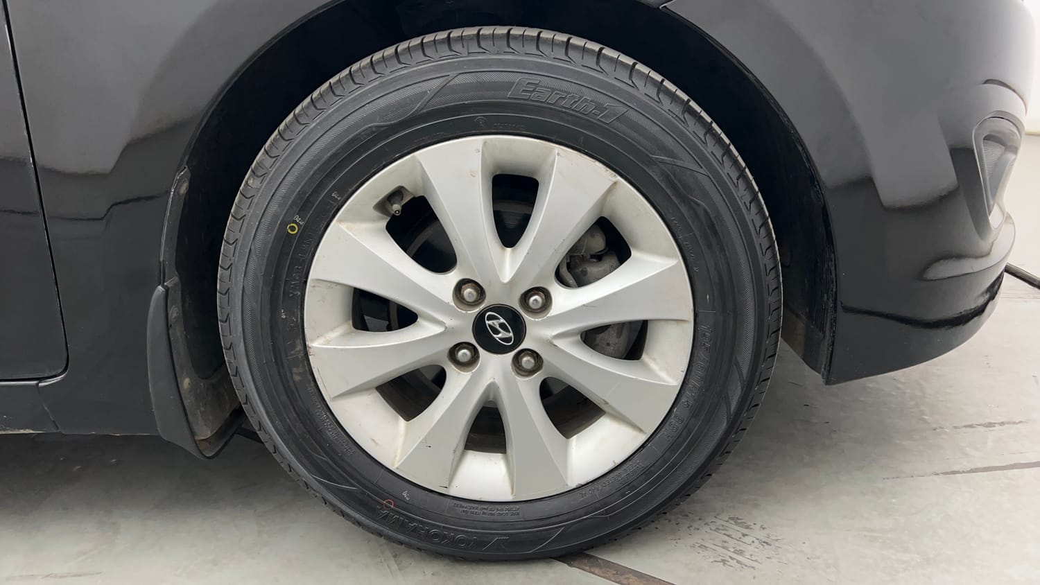Used 2016 Hyundai Verna 1.6 VTVT S AT Petrol Automatic tyres RIGHT FRONT TYRE RIM VIEW