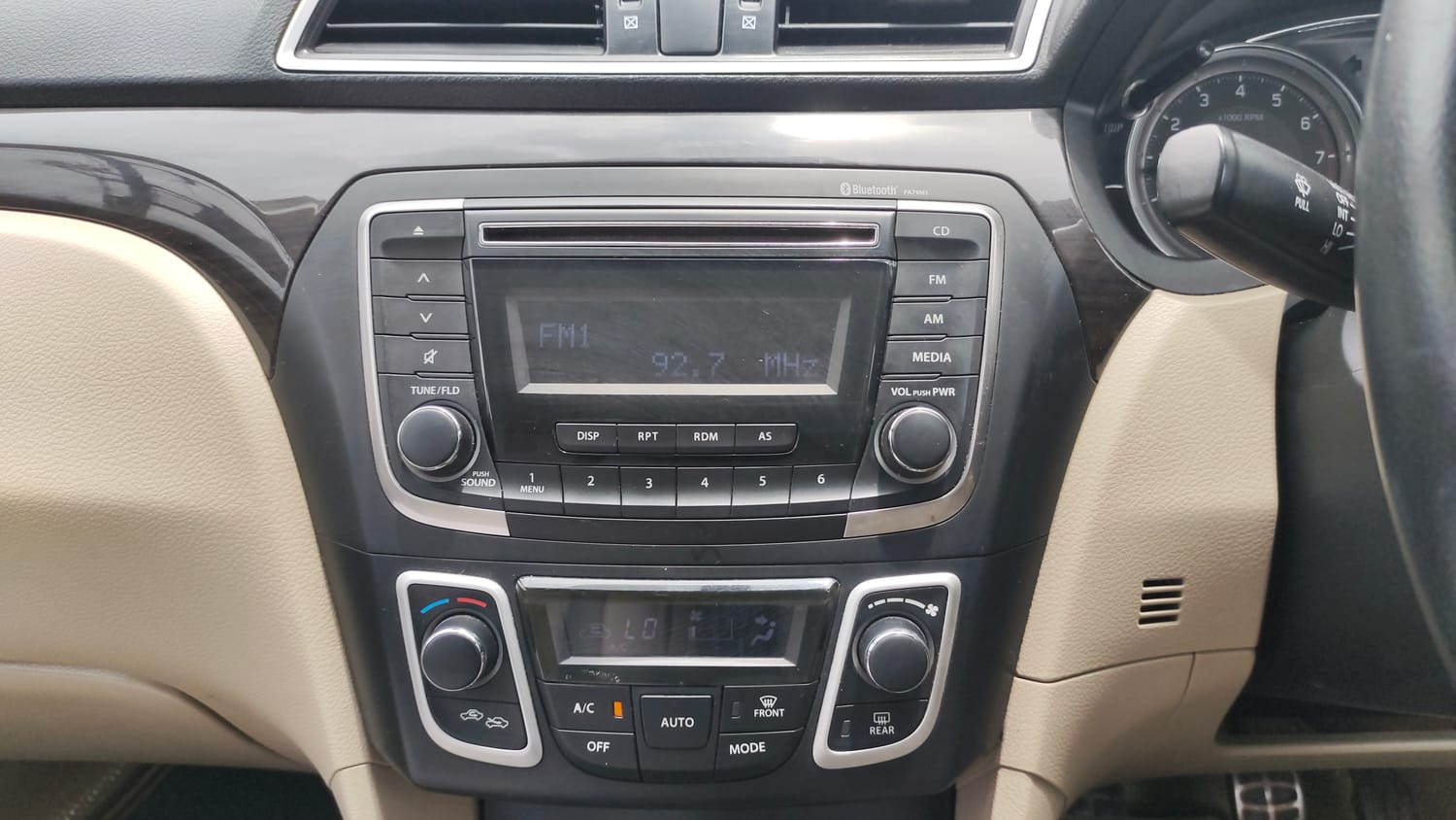 Used 2018 Maruti Suzuki Ciaz Zeta 1.4 MT Petrol Manual top_features Integrated (in-dash) music system