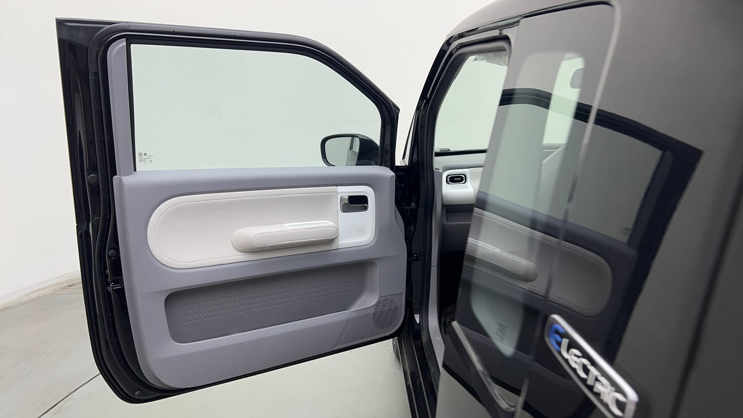 Used 2025 MG Motors Comet EV Exclusive FC Electric Automatic interior LEFT FRONT DOOR OPEN VIEW