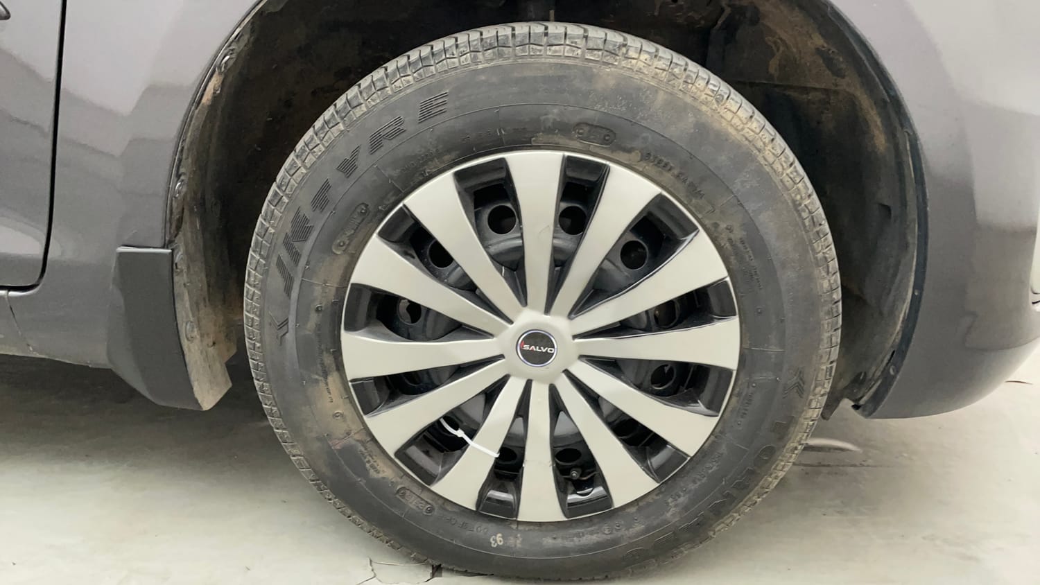 Used 2016 Maruti Suzuki Swift VDi (O) Diesel Manual tyres RIGHT FRONT TYRE RIM VIEW