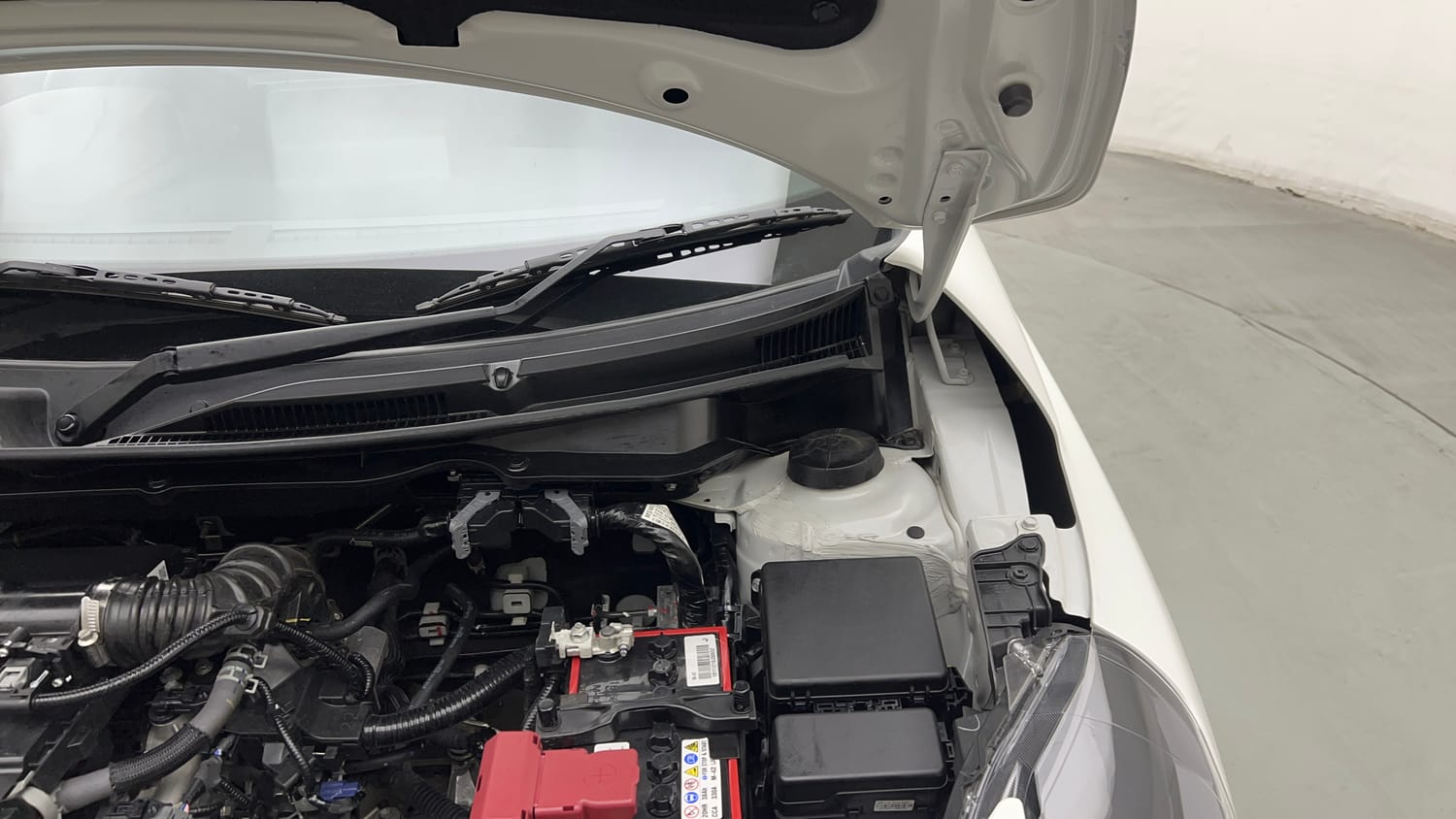 Used 2025 Maruti Suzuki Swift LXi Petrol Manual engine ENGINE LEFT SIDE HINGE & APRON VIEW
