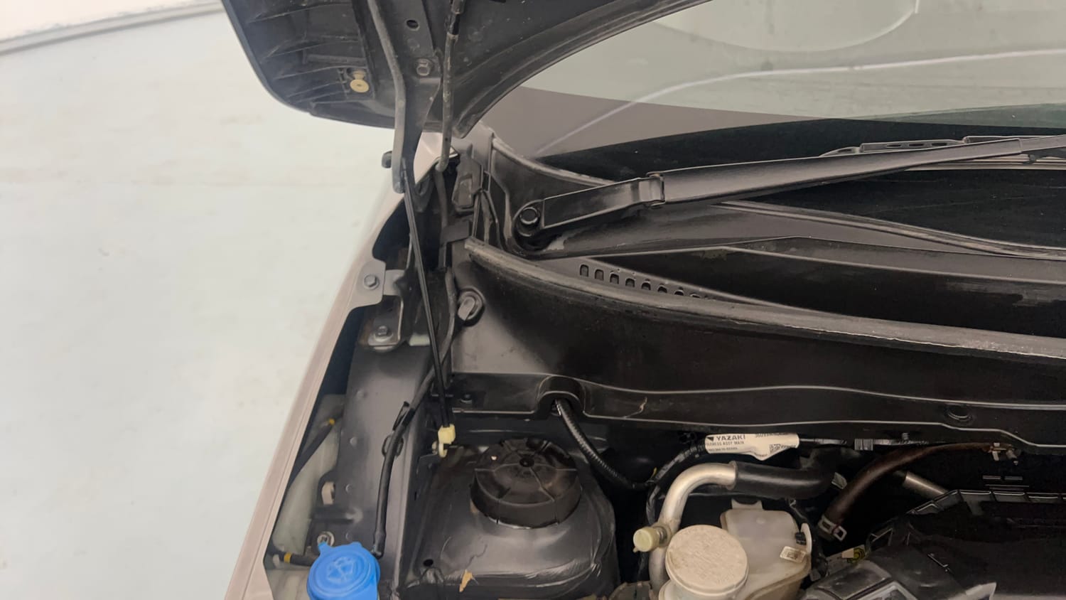 Used 2022 Maruti Suzuki Ignis Zeta 1.2 MT Petrol Manual engine ENGINE RIGHT SIDE HINGE & APRON VIEW
