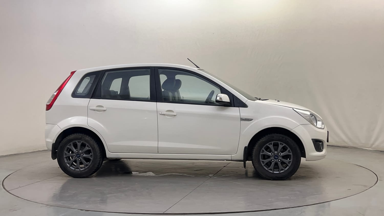 Used 2015 Ford Figo Duratec Petrol Titanium 1.2 Petrol Manual exterior RIGHT SIDE VIEW