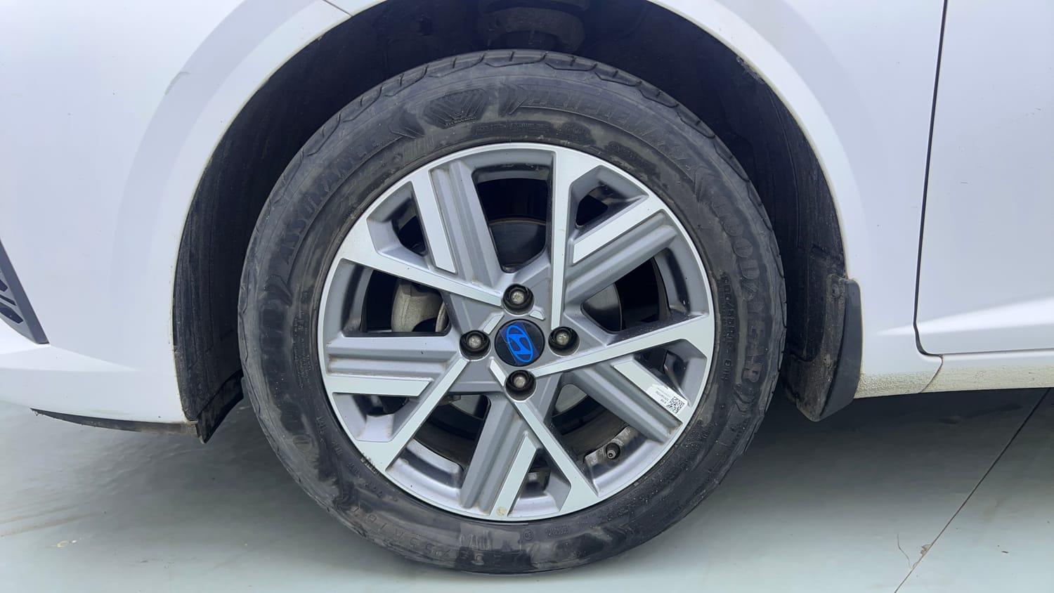 Used 2023 Hyundai Verna SX (O) 1.5 Petrol IVT Petrol Automatic tyres LEFT FRONT TYRE RIM VIEW
