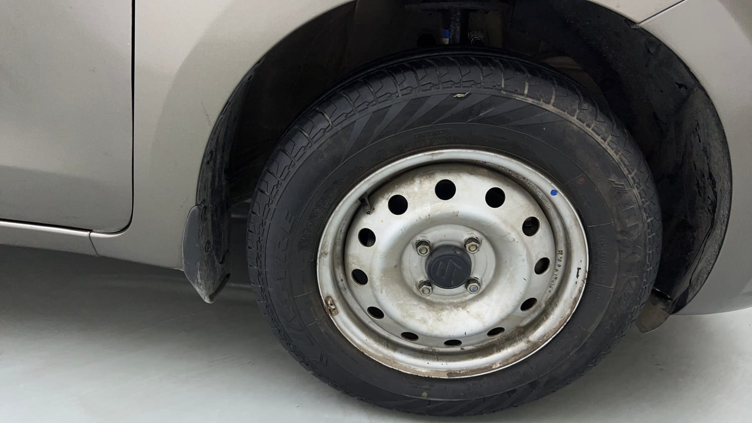 Used 2022 Maruti Suzuki Dzire LXi Petrol Manual tyres RIGHT FRONT TYRE RIM VIEW