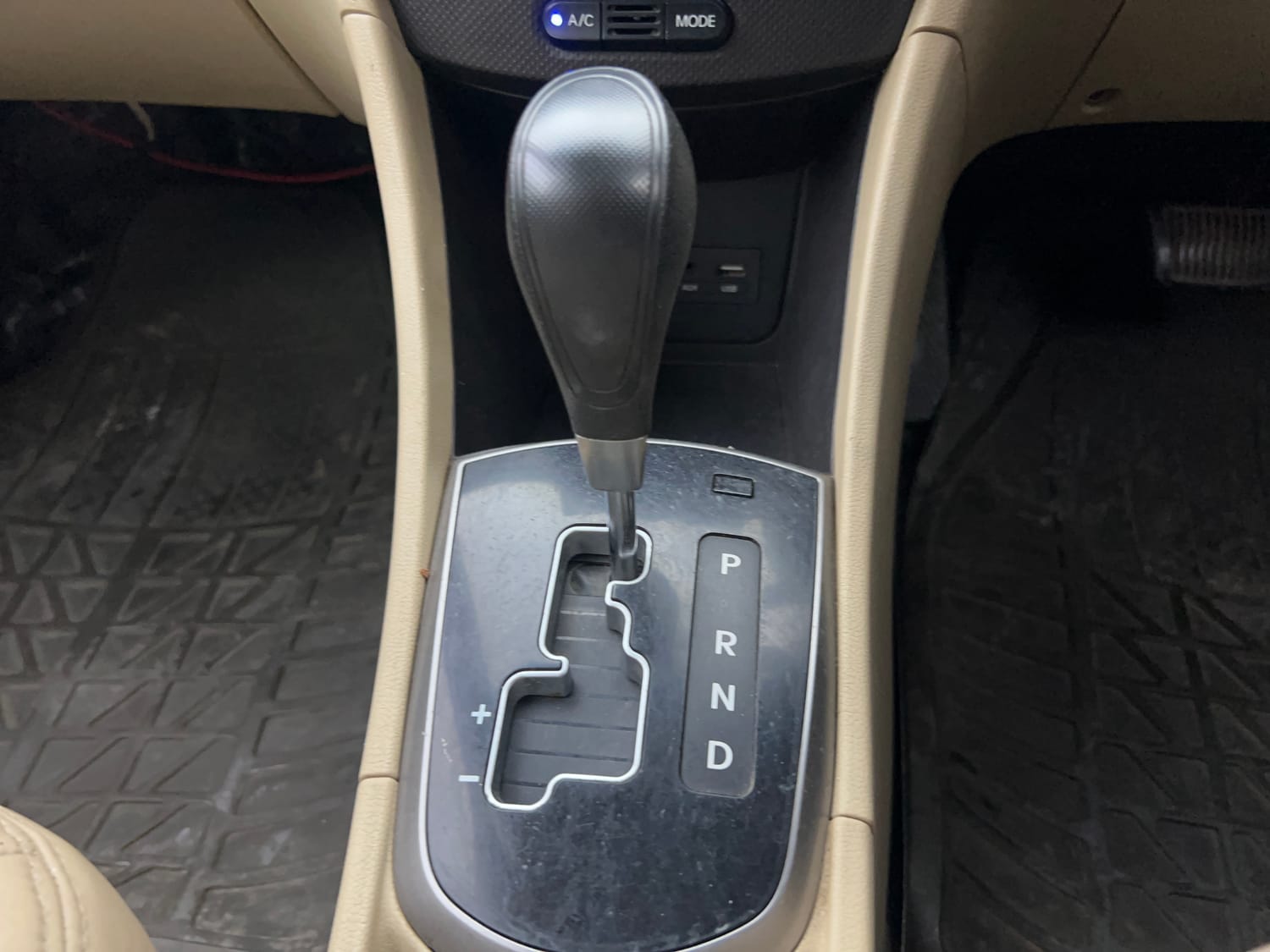 Used 2016 Hyundai Verna 1.6 VTVT S AT Petrol Automatic interior GEAR  KNOB VIEW