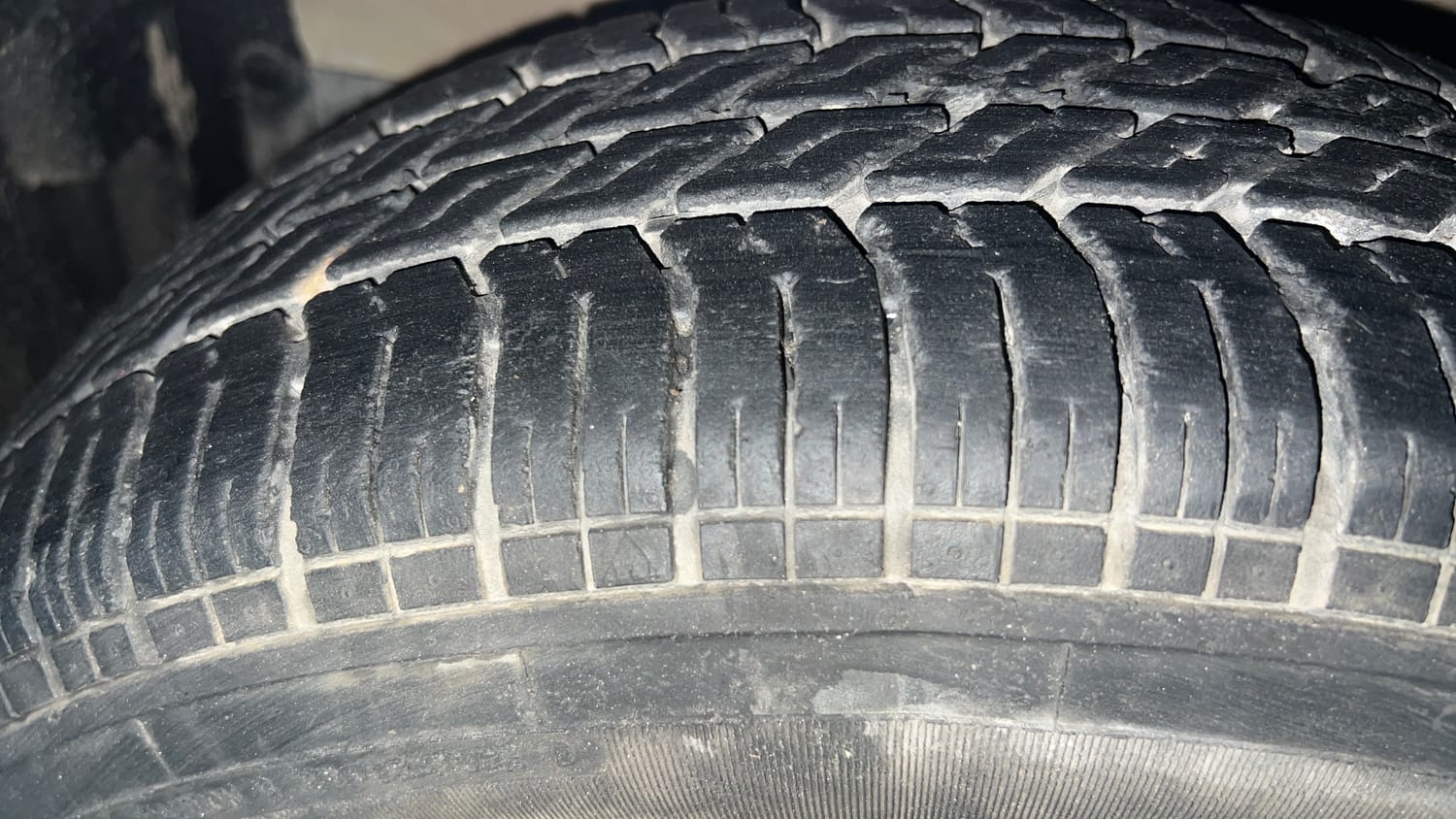 Used 2015 Maruti Suzuki Ritz Vxi BS-IV Petrol Manual tyres LEFT FRONT TYRE TREAD VIEW