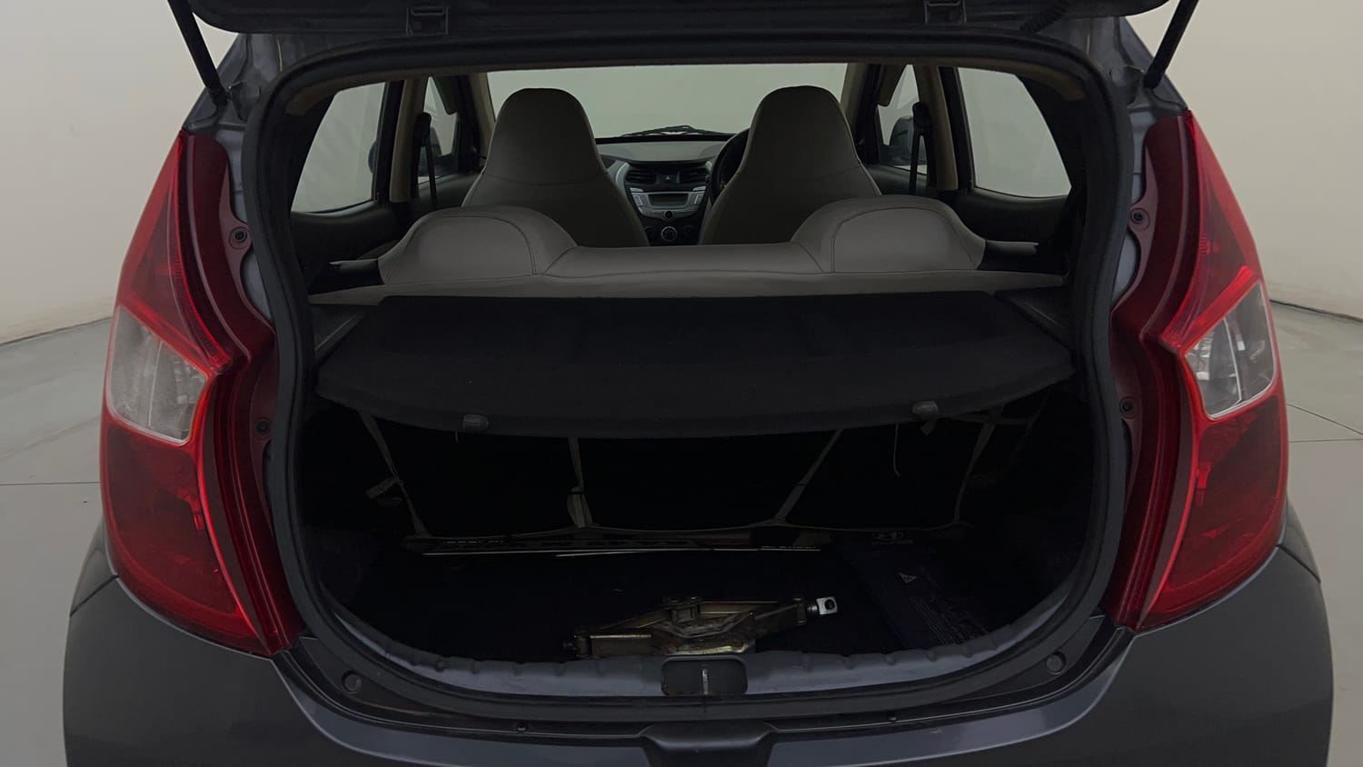 Used 2017 hyundai Eon Magna+ (O) Petrol Manual interior DICKY INSIDE VIEW