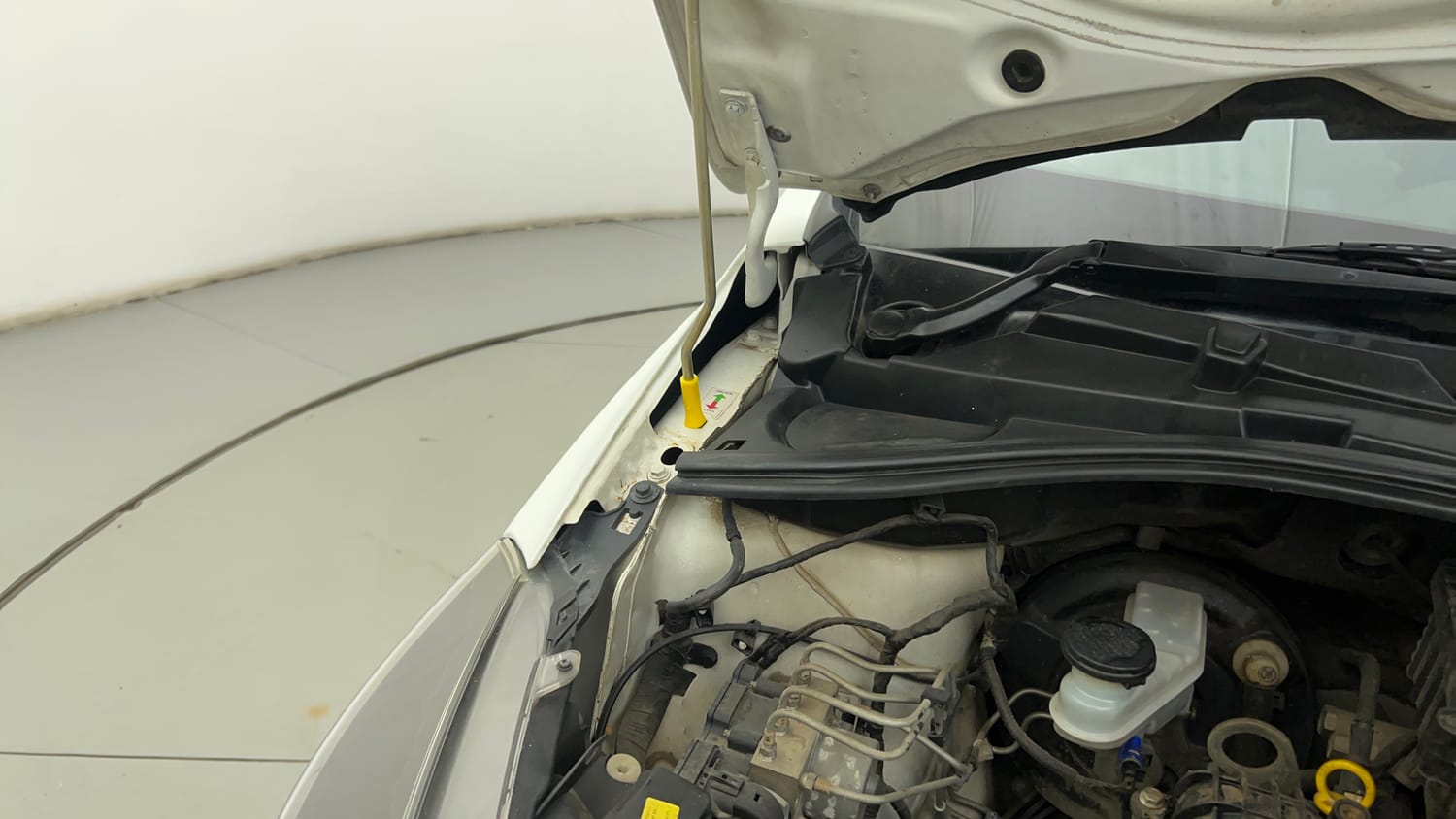Used 2022 Tata Tiago XT CNG Cng Manual engine ENGINE RIGHT SIDE HINGE & APRON VIEW