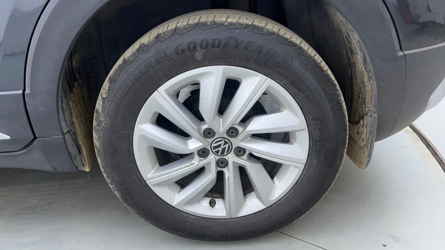 Used 2022 Volkswagen Taigun Highline 1.0 TSI MT Petrol Manual tyres LEFT REAR TYRE RIM VIEW