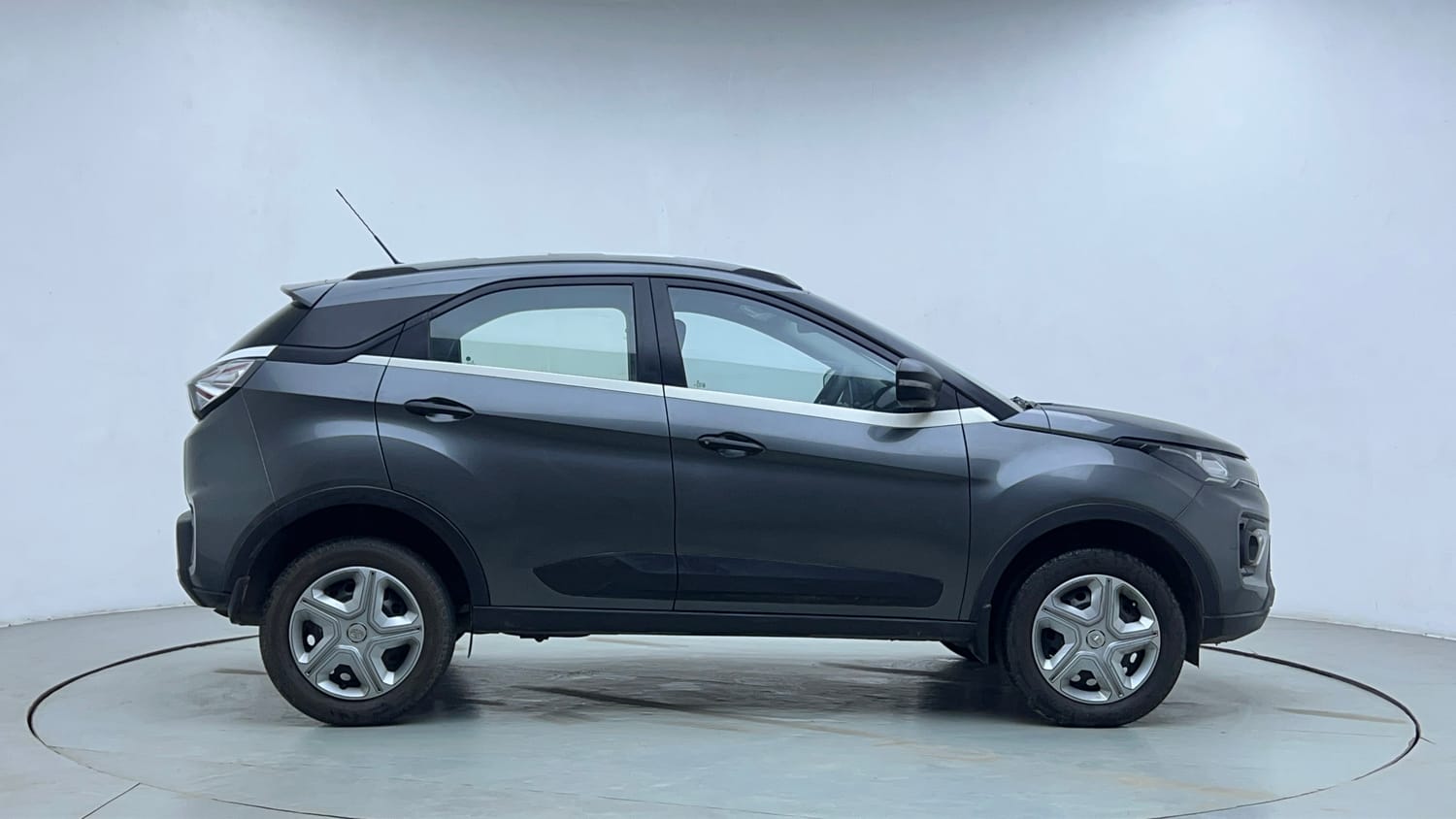 Used 2021 Tata Nexon XM Petrol Manual exterior RIGHT SIDE VIEW
