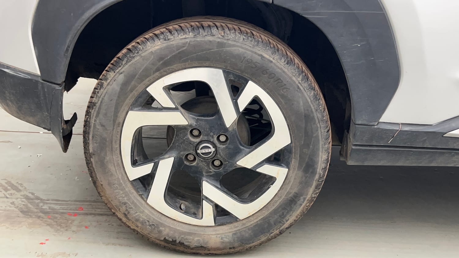 Used 2021 Nissan Magnite XV Petrol Manual tyres RIGHT REAR TYRE RIM VIEW