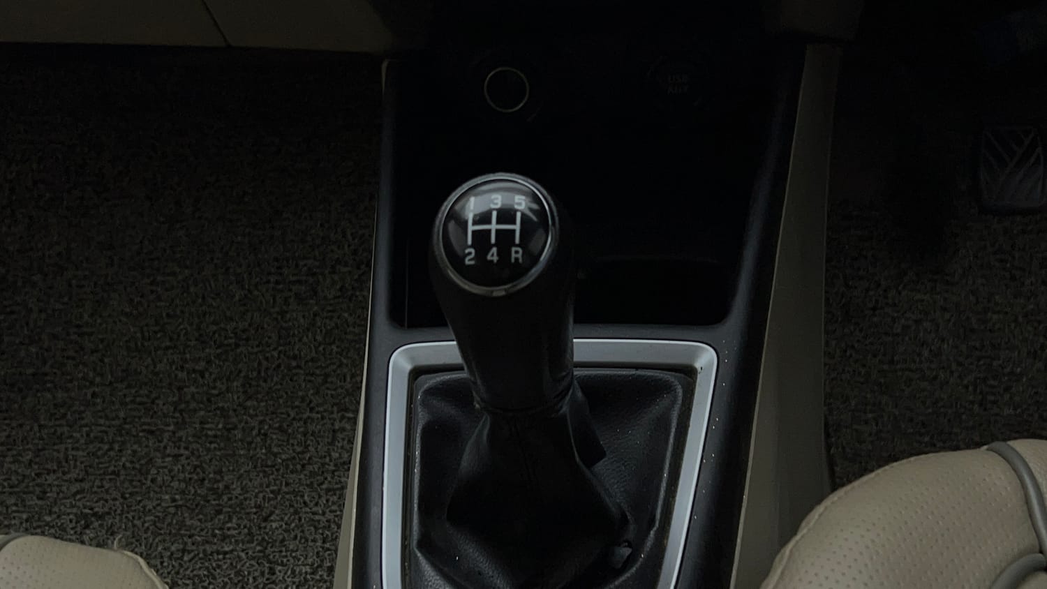 Used 2017 Maruti Suzuki Dzire VXi Petrol Manual interior GEAR  KNOB VIEW