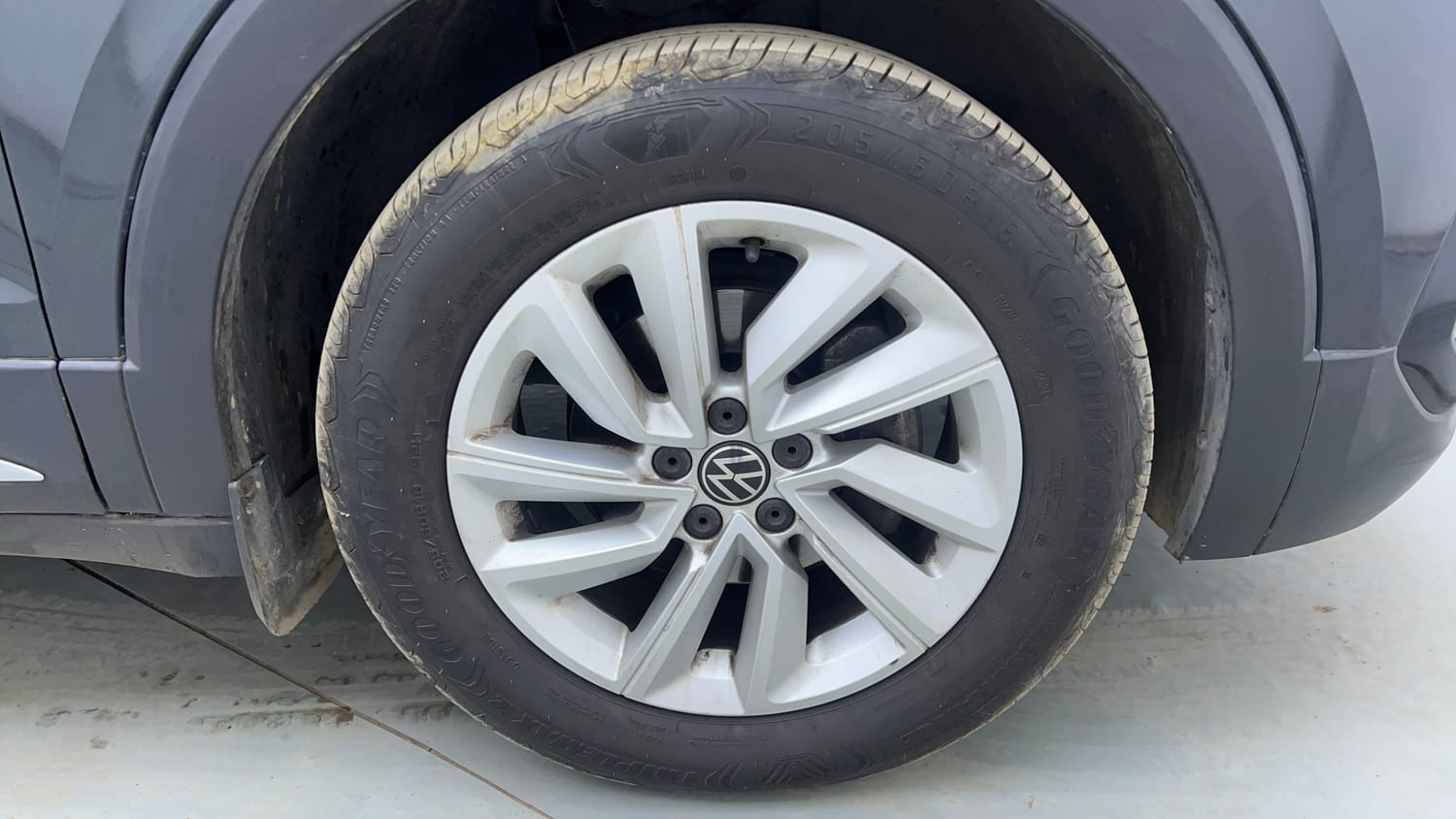 Used 2022 Volkswagen Taigun Highline 1.0 TSI MT Petrol Manual tyres RIGHT FRONT TYRE RIM VIEW