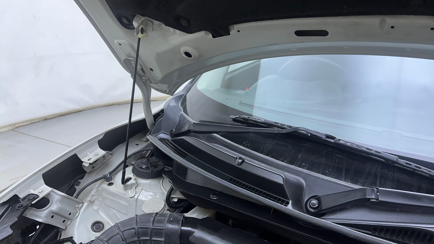 Used 2023 Maruti Suzuki Swift ZXi Plus AMT Petrol Automatic engine ENGINE RIGHT SIDE HINGE & APRON VIEW