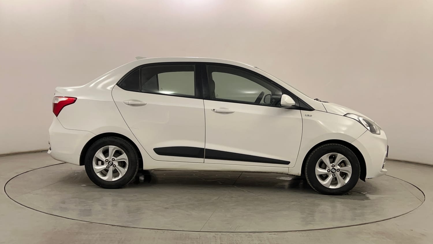 Used 2018 Hyundai Xcent SX 1.1 CRDi Diesel Manual exterior RIGHT SIDE VIEW