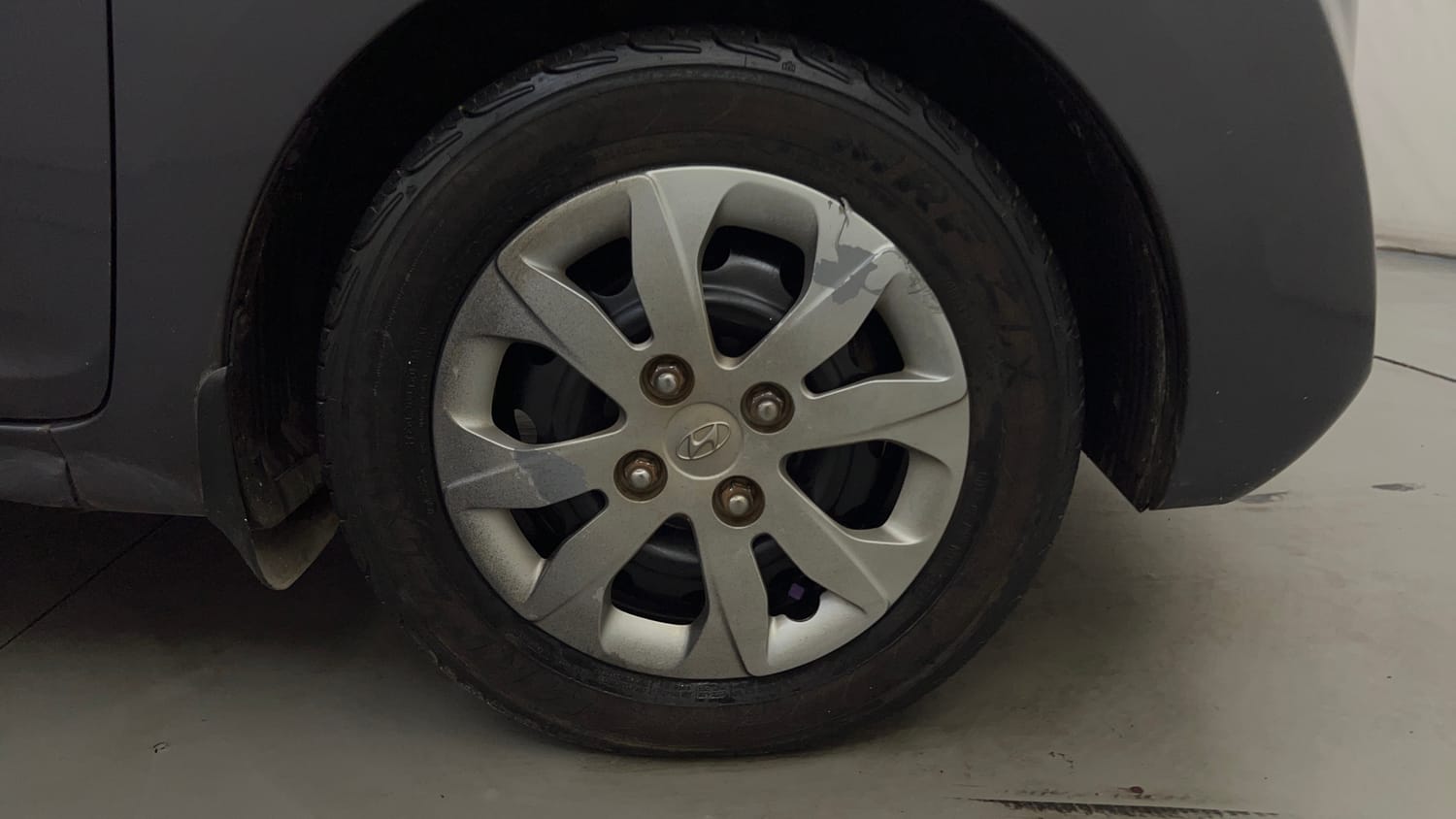 Used 2017 hyundai Eon Magna+ (O) Petrol Manual tyres RIGHT FRONT TYRE RIM VIEW