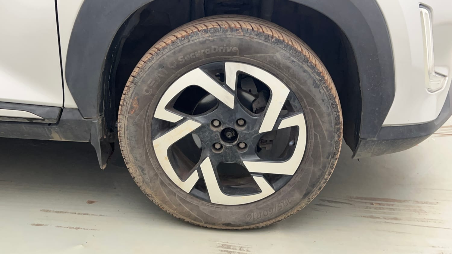 Used 2021 Nissan Magnite XV Petrol Manual tyres RIGHT FRONT TYRE RIM VIEW
