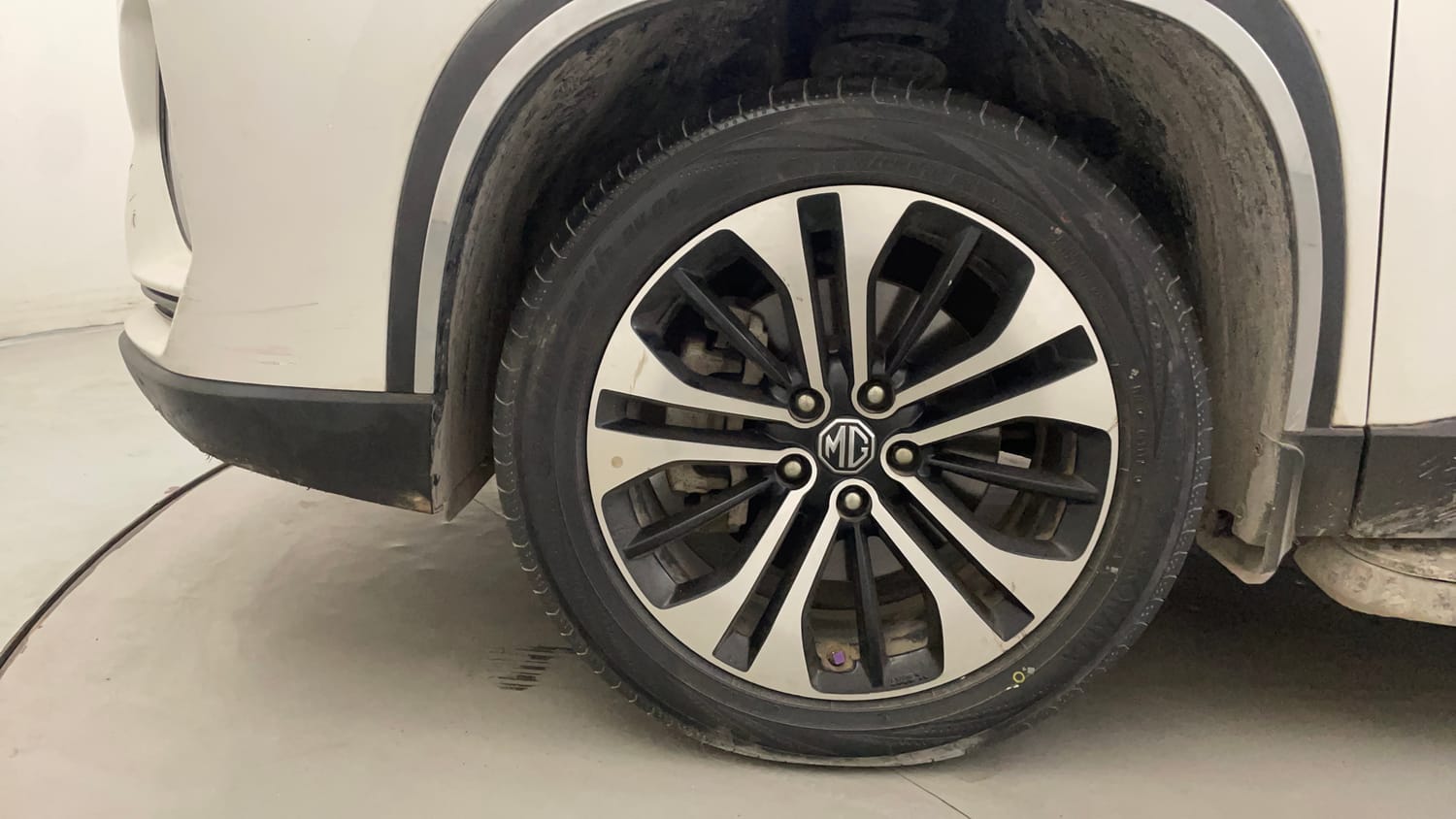 Used 2023 MG Motors Hector Plus Sharp 1.5 Petrol Turbo CVT 6-STR Petrol Automatic tyres LEFT FRONT TYRE RIM VIEW