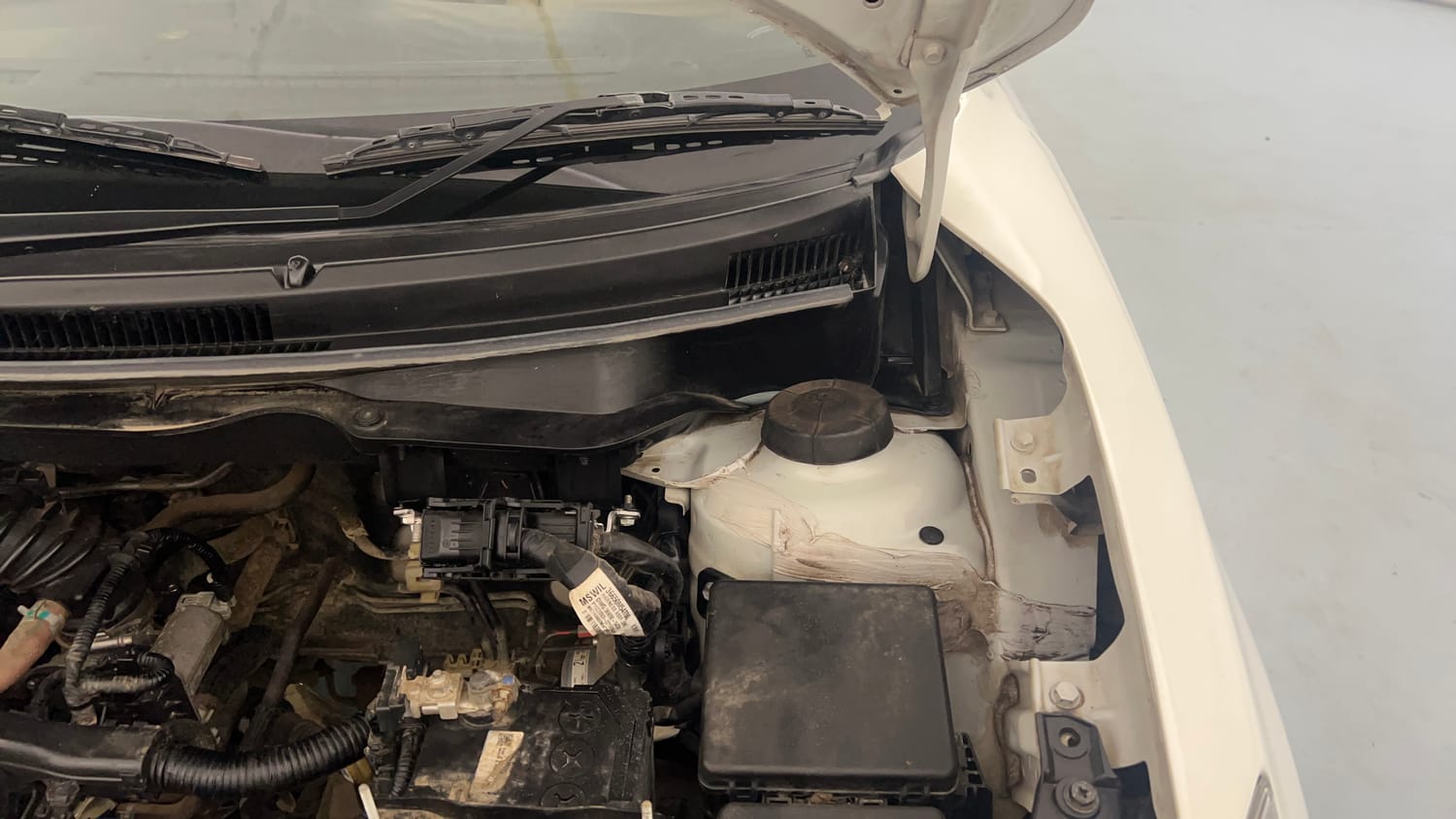 Used 2022 Maruti Suzuki Dzire ZXi Plus Petrol Manual engine ENGINE LEFT SIDE HINGE & APRON VIEW