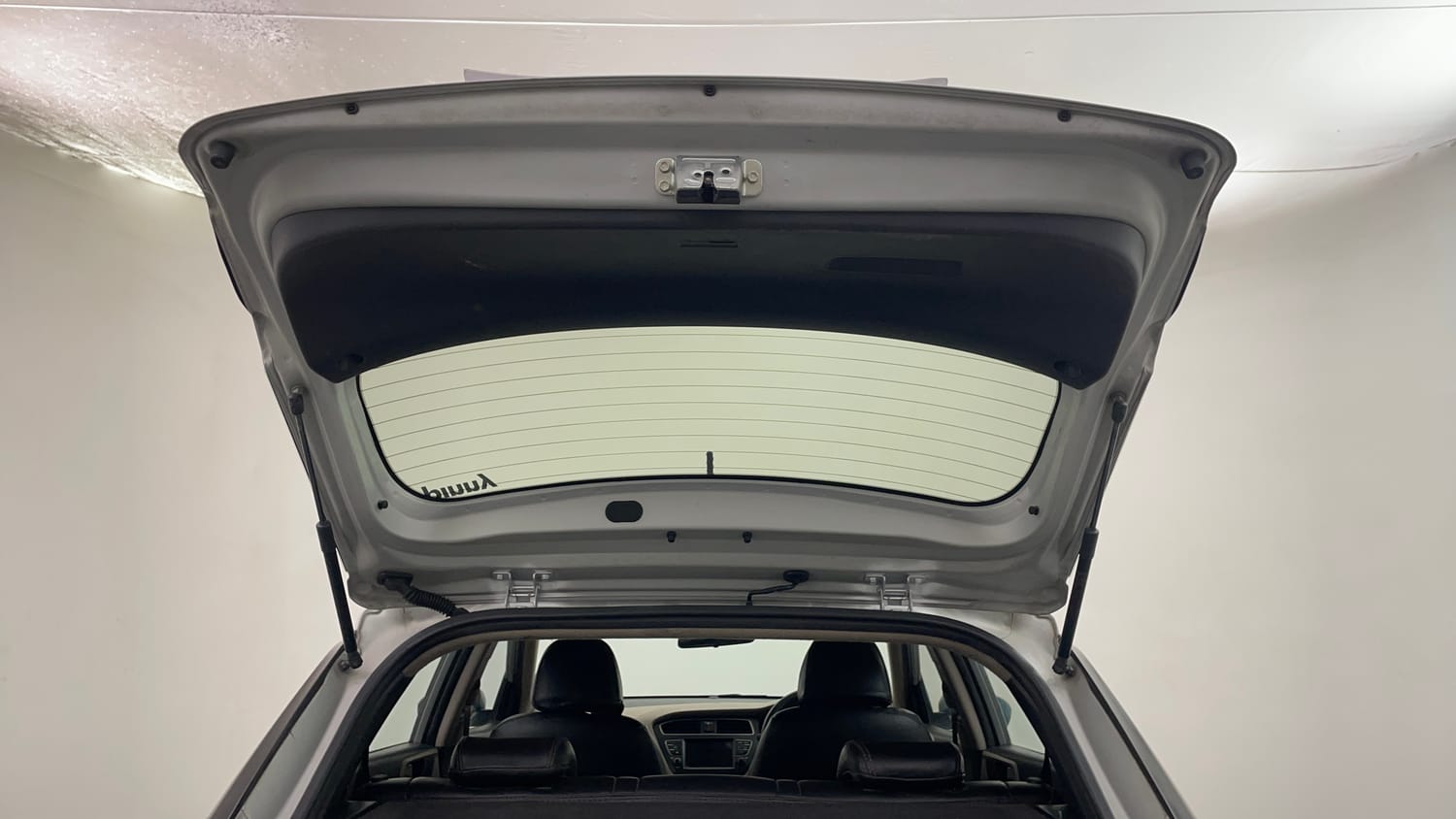 Used 2018 Hyundai Elite i20 Asta 1.4 CRDI Diesel Manual interior DICKY DOOR OPEN VIEW