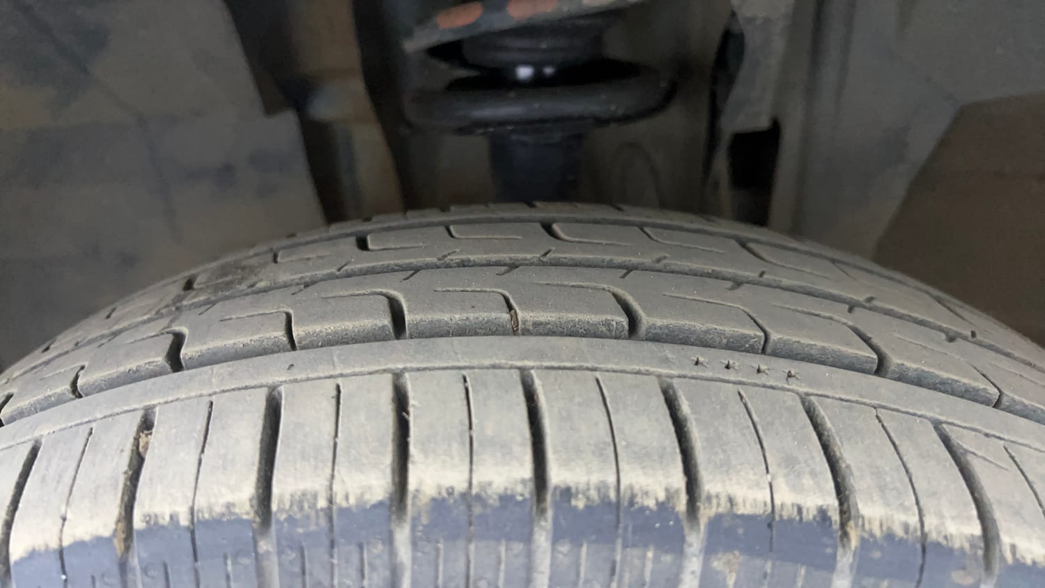 Used 2020 Renault Triber RXZ EASY-R AMT Petrol Automatic tyres LEFT FRONT TYRE TREAD VIEW