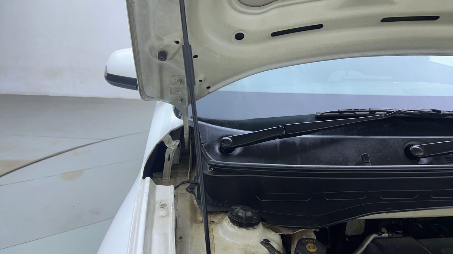 Used 2019 Hyundai Venue SX Plus 1.0 Turbo DCT Petrol Automatic engine ENGINE RIGHT SIDE HINGE & APRON VIEW