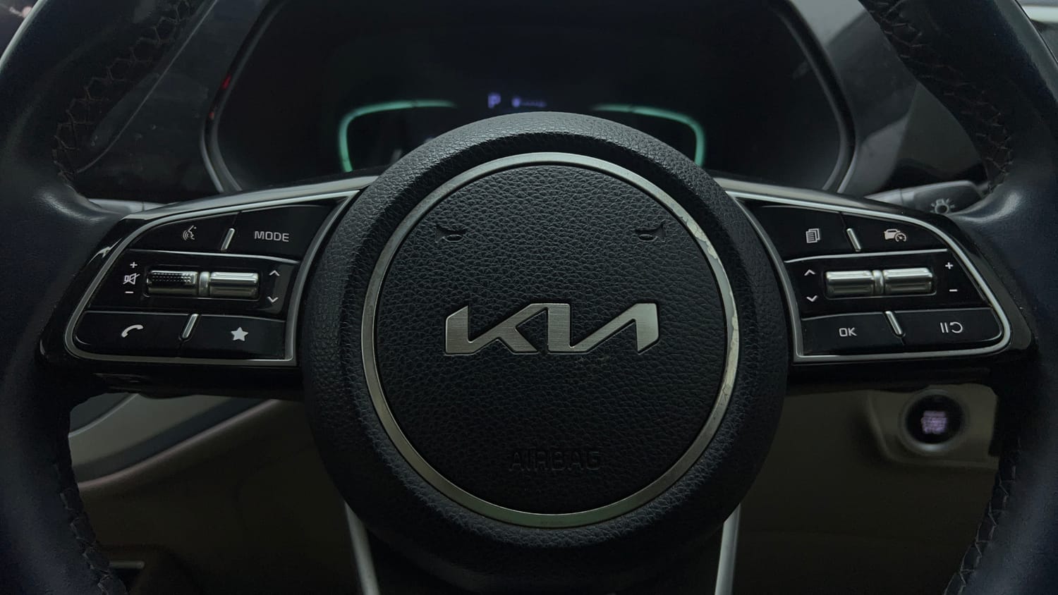 Used 2022 Kia Carens Luxury Plus 1.5 Diesel AT 7 STR Diesel Automatic top_features Cruise control