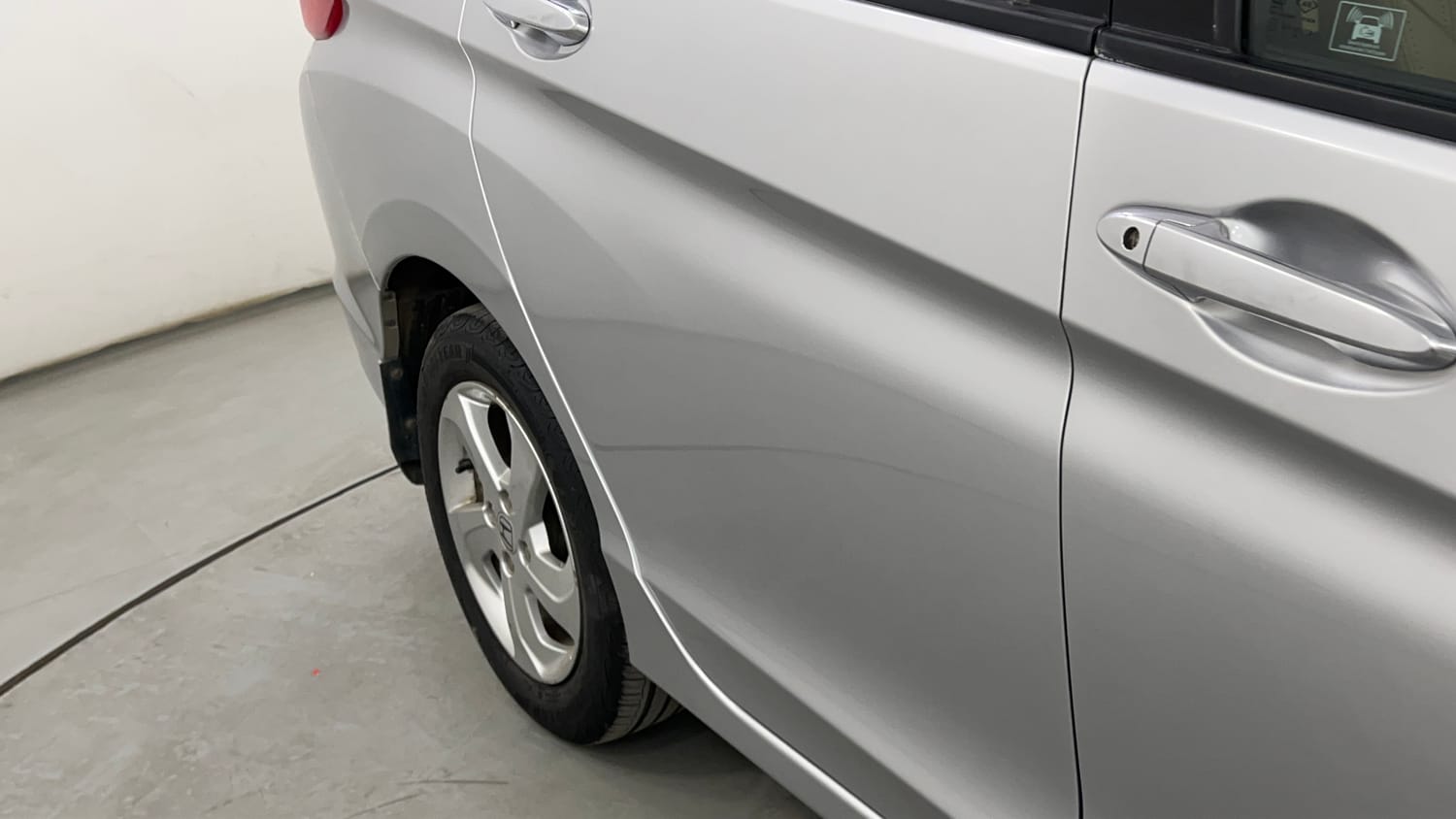 Used 2016 Honda City V Petrol Manual dents MINOR SCRATCH