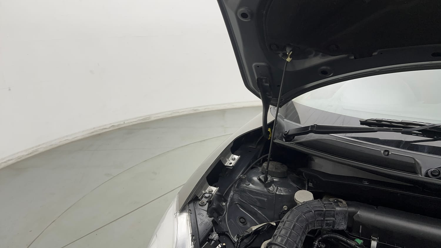 Used 2022 Maruti Suzuki Dzire LXi Petrol Manual engine ENGINE RIGHT SIDE HINGE & APRON VIEW
